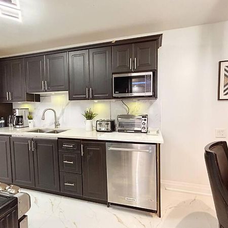 Super Luxury Family Home - 3 Bedrooms, 1 Full Bathroom And 1 Half Washroom With Free Parking, Wifi, Netflix Toronto Dış mekan fotoğraf