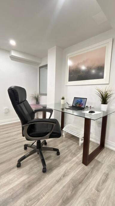 Super Luxury Family Home - 3 Bedrooms, 1 Full Bathroom And 1 Half Washroom With Free Parking, Wifi, Netflix Toronto Dış mekan fotoğraf