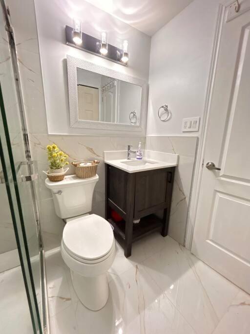 Super Luxury Family Home - 3 Bedrooms, 1 Full Bathroom And 1 Half Washroom With Free Parking, Wifi, Netflix Toronto Dış mekan fotoğraf