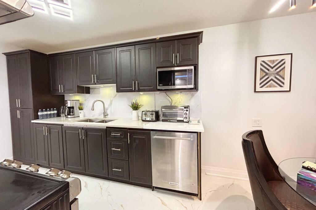 Super Luxury Family Home - 3 Bedrooms, 1 Full Bathroom And 1 Half Washroom With Free Parking, Wifi, Netflix Toronto Dış mekan fotoğraf