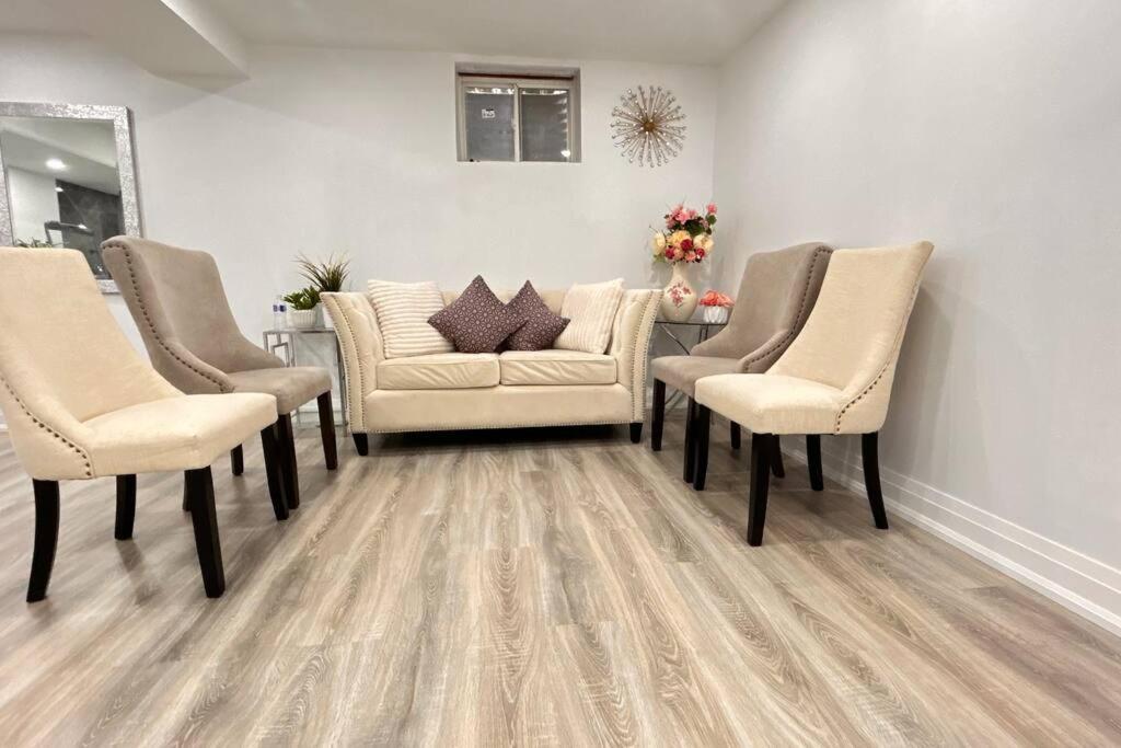 Super Luxury Family Home - 3 Bedrooms, 1 Full Bathroom And 1 Half Washroom With Free Parking, Wifi, Netflix Toronto Dış mekan fotoğraf