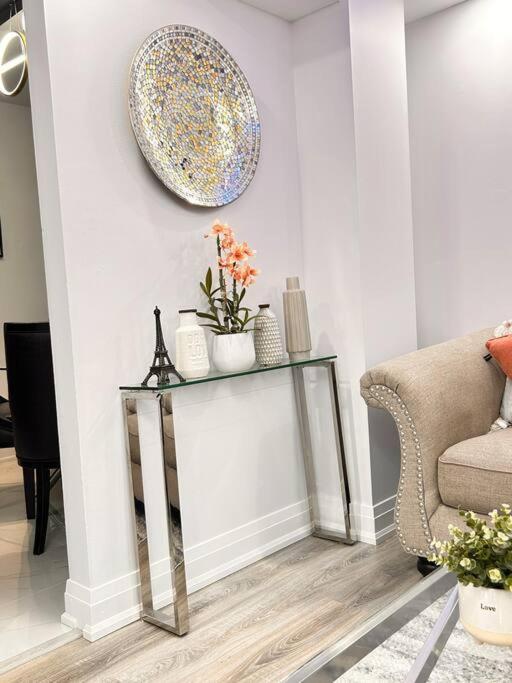 Super Luxury Family Home - 3 Bedrooms, 1 Full Bathroom And 1 Half Washroom With Free Parking, Wifi, Netflix Toronto Dış mekan fotoğraf