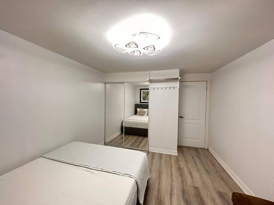 Super Luxury Family Home - 3 Bedrooms, 1 Full Bathroom And 1 Half Washroom With Free Parking, Wifi, Netflix Toronto Dış mekan fotoğraf