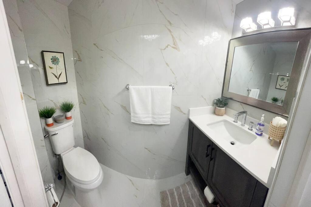 Super Luxury Family Home - 3 Bedrooms, 1 Full Bathroom And 1 Half Washroom With Free Parking, Wifi, Netflix Toronto Dış mekan fotoğraf