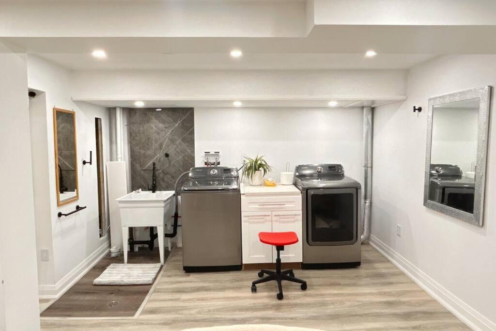 Super Luxury Family Home - 3 Bedrooms, 1 Full Bathroom And 1 Half Washroom With Free Parking, Wifi, Netflix Toronto Dış mekan fotoğraf
