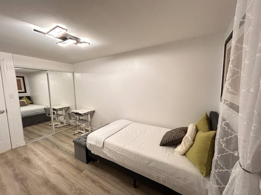 Super Luxury Family Home - 3 Bedrooms, 1 Full Bathroom And 1 Half Washroom With Free Parking, Wifi, Netflix Toronto Dış mekan fotoğraf