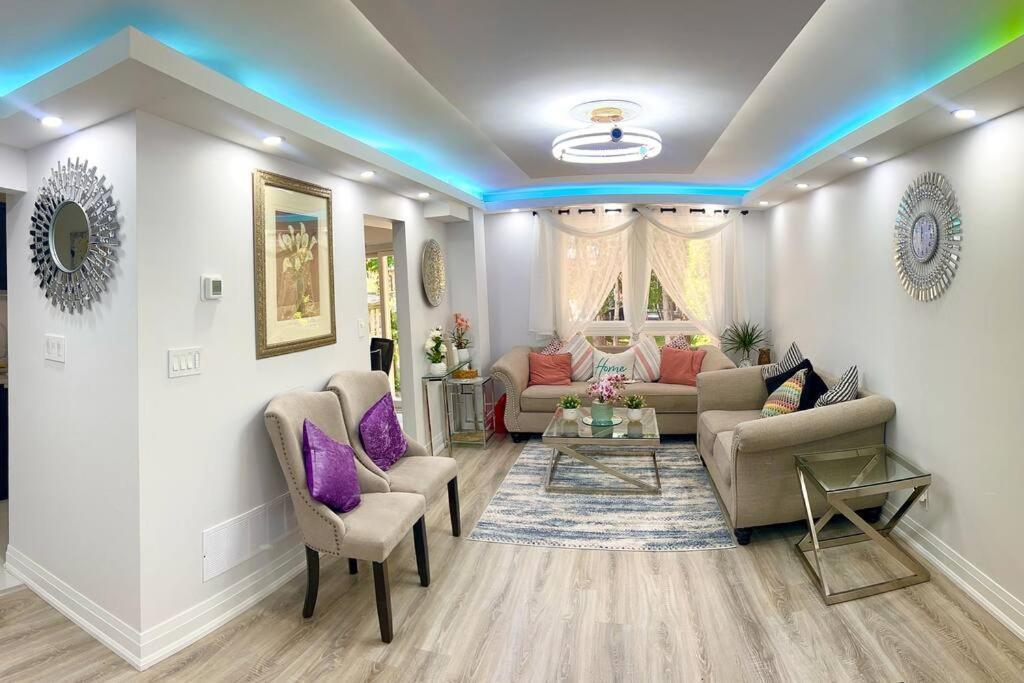 Super Luxury Family Home - 3 Bedrooms, 1 Full Bathroom And 1 Half Washroom With Free Parking, Wifi, Netflix Toronto Dış mekan fotoğraf