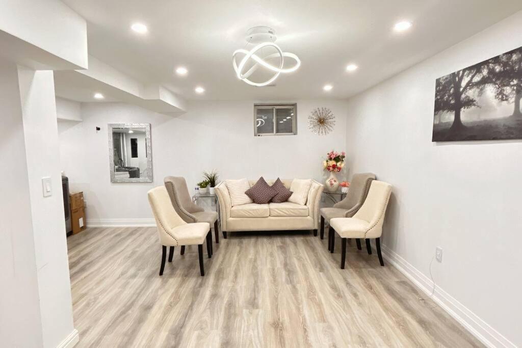 Super Luxury Family Home - 3 Bedrooms, 1 Full Bathroom And 1 Half Washroom With Free Parking, Wifi, Netflix Toronto Dış mekan fotoğraf