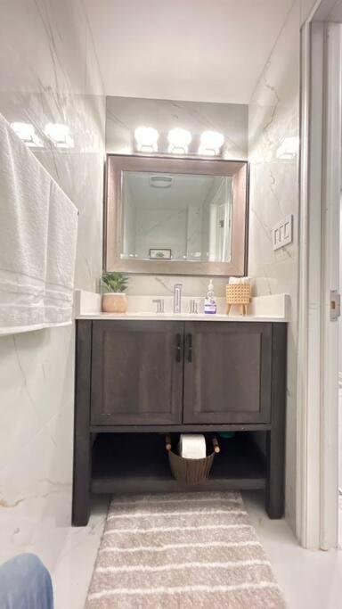 Super Luxury Family Home - 3 Bedrooms, 1 Full Bathroom And 1 Half Washroom With Free Parking, Wifi, Netflix Toronto Dış mekan fotoğraf