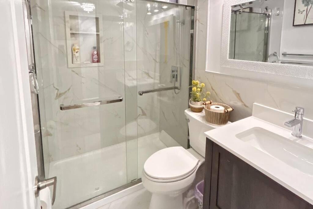 Super Luxury Family Home - 3 Bedrooms, 1 Full Bathroom And 1 Half Washroom With Free Parking, Wifi, Netflix Toronto Dış mekan fotoğraf
