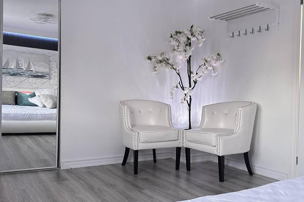 Super Luxury Family Home - 3 Bedrooms, 1 Full Bathroom And 1 Half Washroom With Free Parking, Wifi, Netflix Toronto Dış mekan fotoğraf