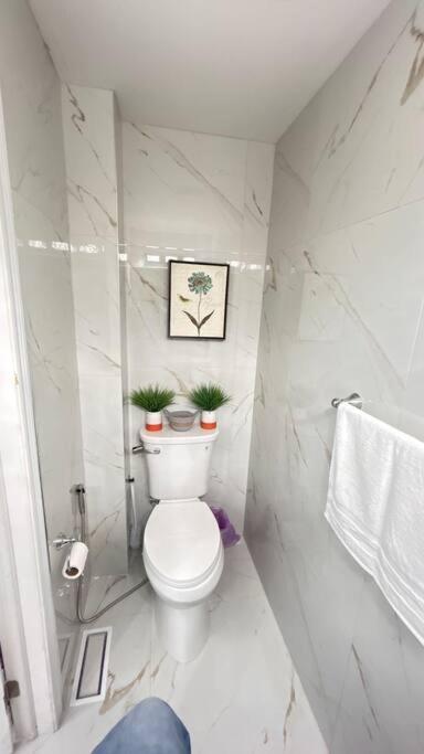 Super Luxury Family Home - 3 Bedrooms, 1 Full Bathroom And 1 Half Washroom With Free Parking, Wifi, Netflix Toronto Dış mekan fotoğraf