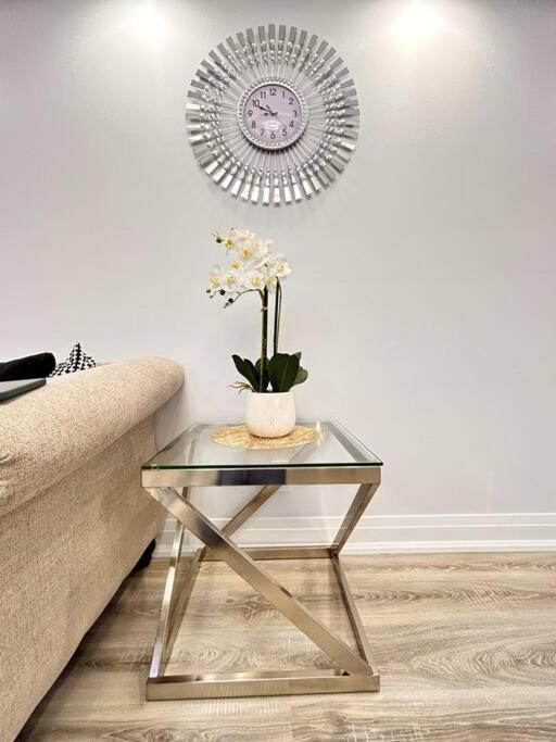 Super Luxury Family Home - 3 Bedrooms, 1 Full Bathroom And 1 Half Washroom With Free Parking, Wifi, Netflix Toronto Dış mekan fotoğraf