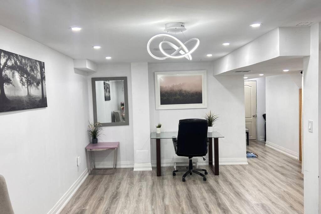 Super Luxury Family Home - 3 Bedrooms, 1 Full Bathroom And 1 Half Washroom With Free Parking, Wifi, Netflix Toronto Dış mekan fotoğraf