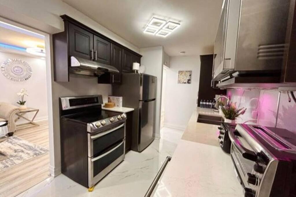 Super Luxury Family Home - 3 Bedrooms, 1 Full Bathroom And 1 Half Washroom With Free Parking, Wifi, Netflix Toronto Dış mekan fotoğraf