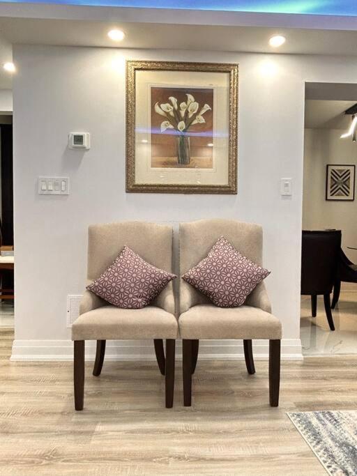 Super Luxury Family Home - 3 Bedrooms, 1 Full Bathroom And 1 Half Washroom With Free Parking, Wifi, Netflix Toronto Dış mekan fotoğraf