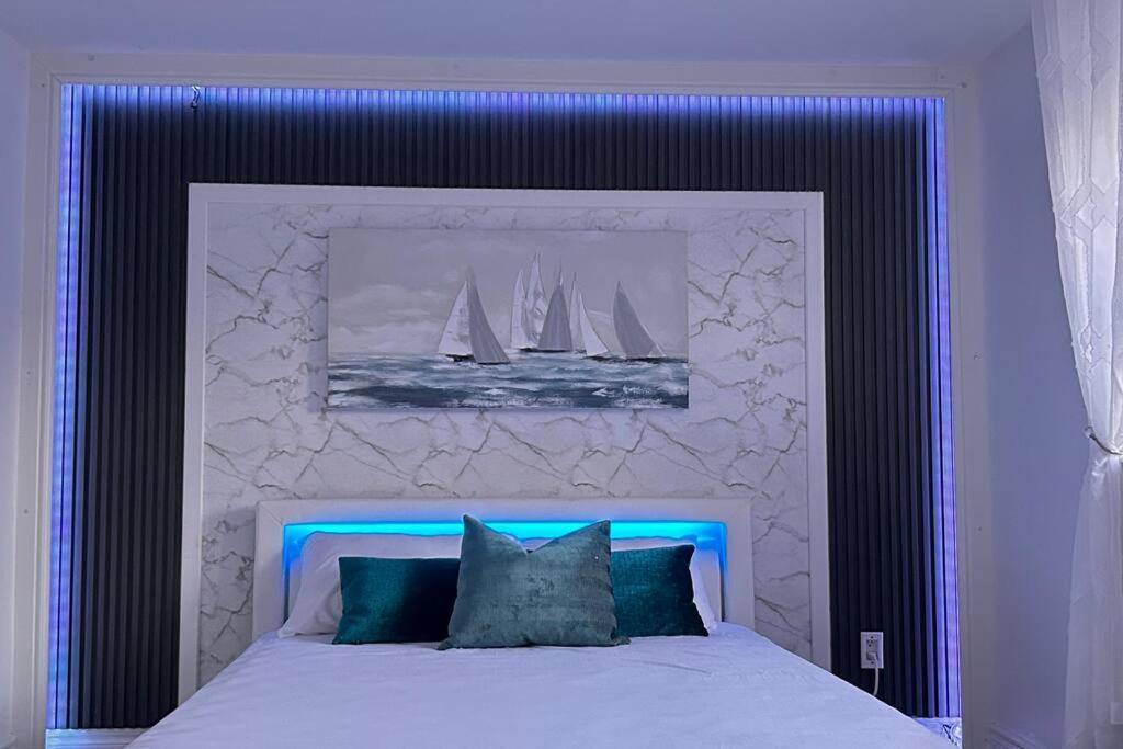 Super Luxury Family Home - 3 Bedrooms, 1 Full Bathroom And 1 Half Washroom With Free Parking, Wifi, Netflix Toronto Dış mekan fotoğraf