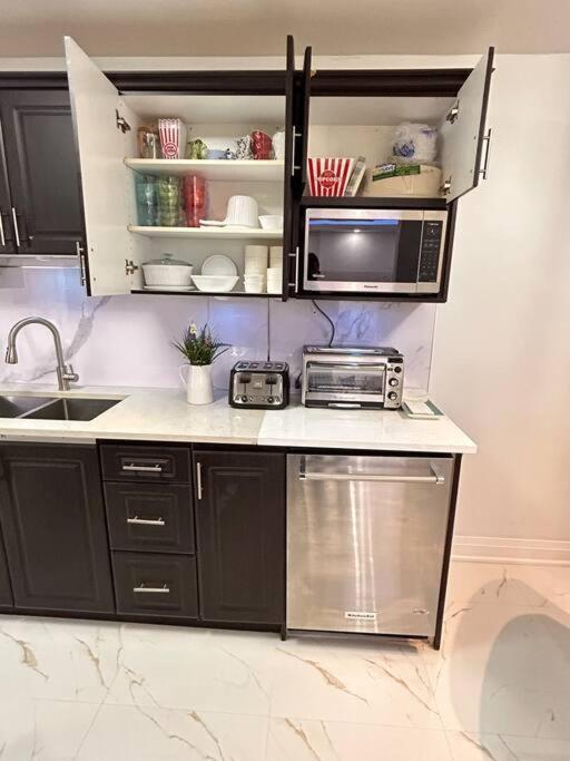 Super Luxury Family Home - 3 Bedrooms, 1 Full Bathroom And 1 Half Washroom With Free Parking, Wifi, Netflix Toronto Dış mekan fotoğraf
