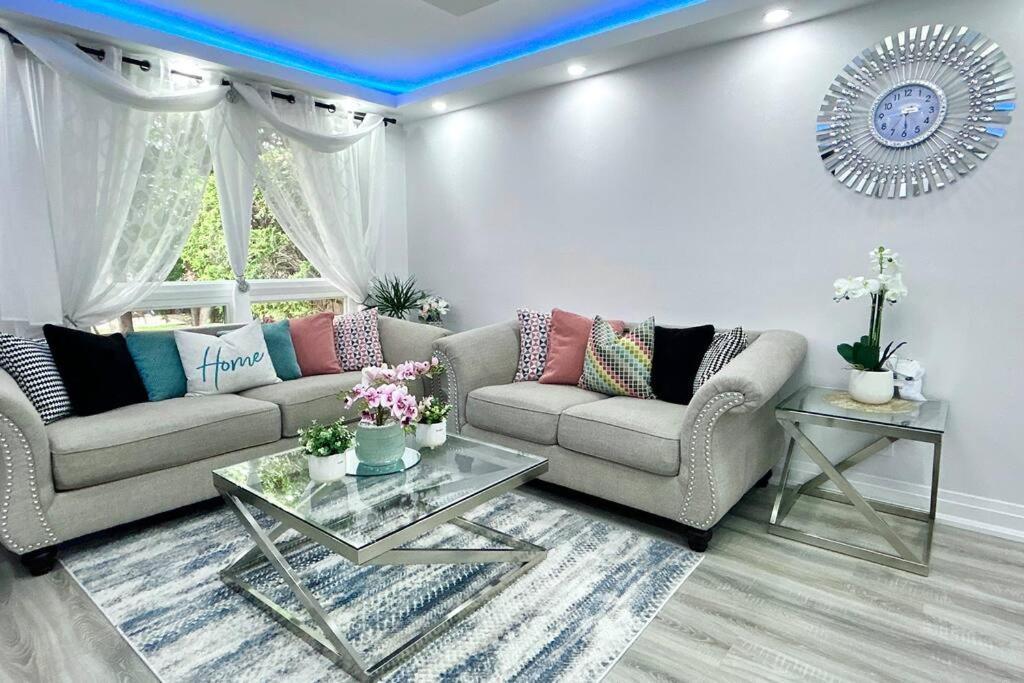 Super Luxury Family Home - 3 Bedrooms, 1 Full Bathroom And 1 Half Washroom With Free Parking, Wifi, Netflix Toronto Dış mekan fotoğraf